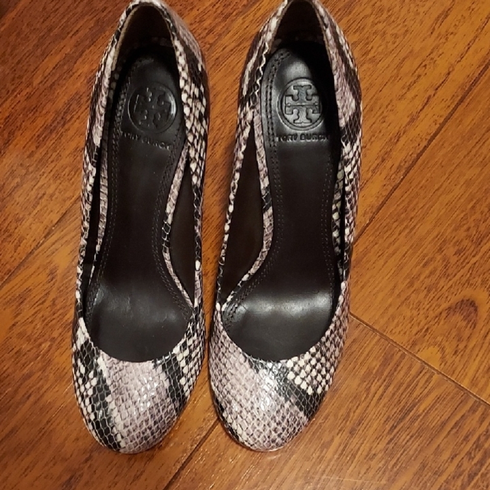Tory Burch Cream and Tan Heels Elegant Pumps